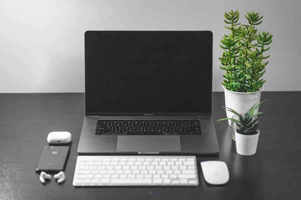 What role does the UK play in the global development of 5G technology?